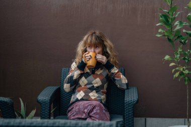 Evde kahve içen kadın.