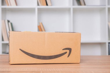 Galiçya, İspanya - 12 Mart 2022: Amazon e-ticaret şirketi logosu içeren paket veya nakliye