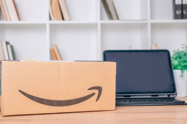 Galiçya, İspanya - 12 Mart 2022: Amazon e-ticaret şirketi logosu içeren paket veya nakliye