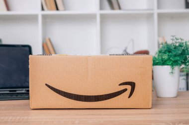 Galiçya, İspanya - 12 Mart 2022: Amazon e-ticaret şirketi logosu içeren paket veya nakliye