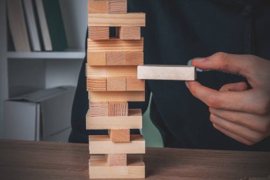 Yığılmış odun parçalarının veya blokların inşası