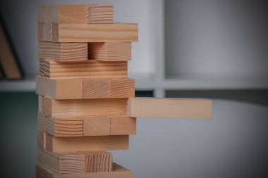 Yığılmış odun parçalarının veya blokların inşası