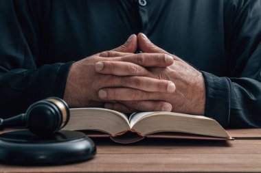 Adalet tokmağı ya da açık artırmayla hakim elleri