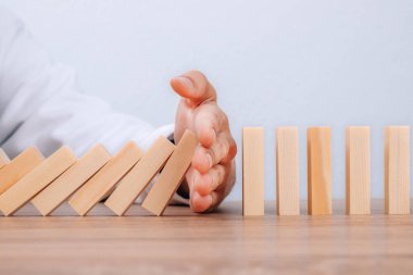 el kontrolü domino etkisi kirlilik, iş konsepti