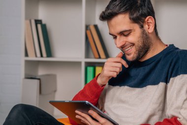 dijital tablet veya aygıt ile evde bir adam