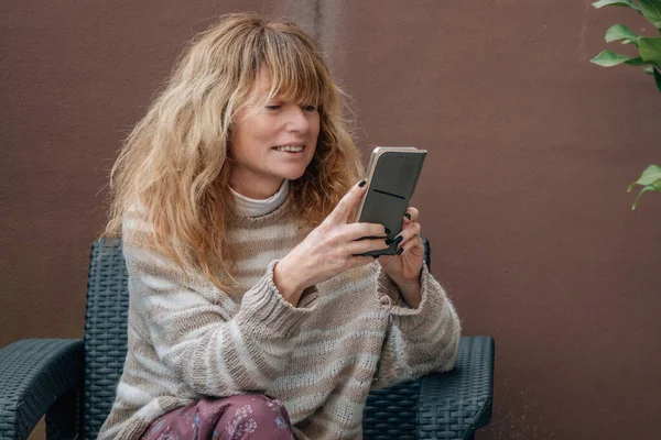 Terasta Oturan Orta Yaşlı Bir Kadın Cep Telefonu Akıllı Telefon — Stok fotoğraf
