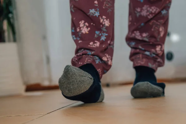 裸足で床を歩く靴下を履いた足 — ストック写真