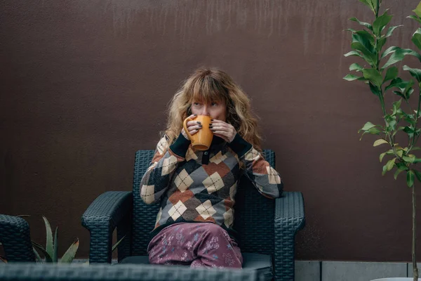 Evde kahve içen kadın.