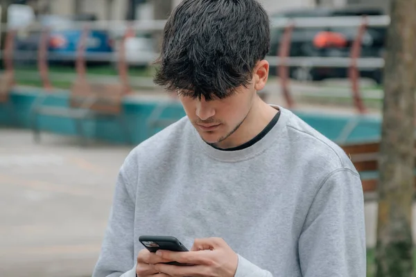 Urban Young Man Street Typing Mobile Phone — Stockfoto