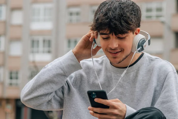 Adolescent Avec Téléphone Portable Écouteurs Dans Rue Ville Avec Des — Photo