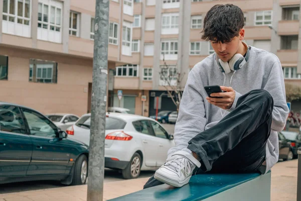 Tonårspojke Med Mobiltelefon Och Hörlurar Gatan — Stockfoto