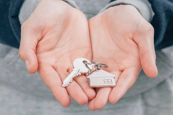有钥匙链和房子钥匙的手 — 图库照片
