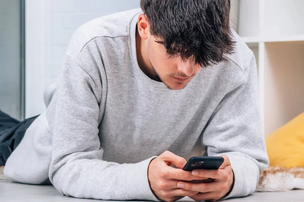 Joven Con Teléfono Móvil Casa — Foto de Stock