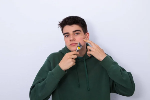 Teenager Mit Rasiermesser Isoliert — Stockfoto