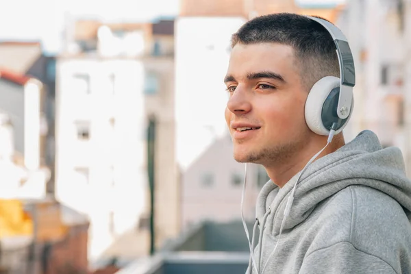 Νεαρός Άνδρας Ακουστικά Ακούγοντας Μουσική Στο Δρόμο — Φωτογραφία Αρχείου