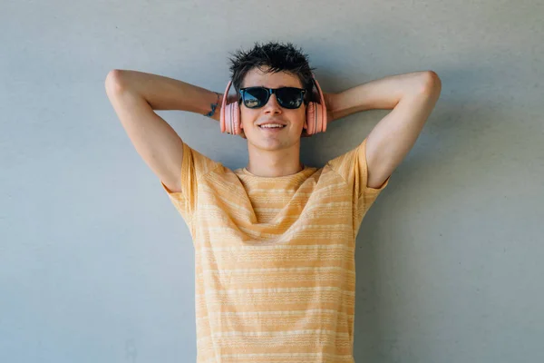 Joven Con Gafas Sol Auriculares Relajantes Pared — Foto de Stock