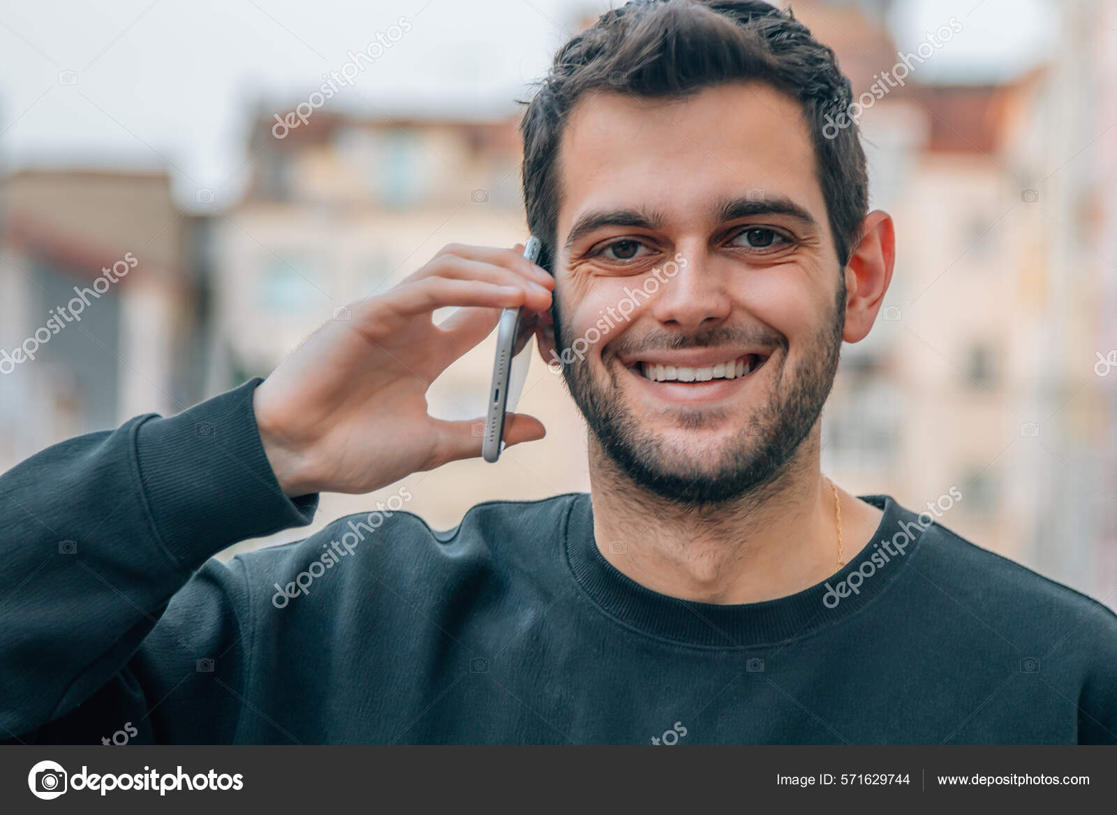 Portrett Ung Mann Som Snakker Mobiltelefon Gaten – stockfoto © carballo  #571629744, image size:1600x1167