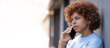 Sokakta cep telefonuyla konuşan kızın portresi, filtresiz.