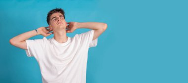 Genç adam izole edildi. Renkli arka planda rahatladı.