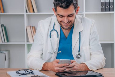 Klinikte çalışan bir doktor ya da tıbbi danışmanlık
