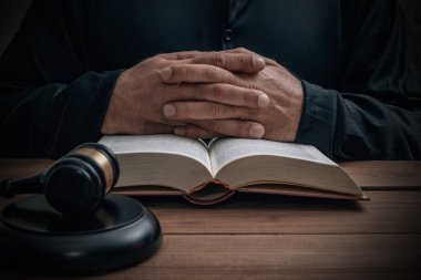 Yargıçlar el ele verip adalet istiyor.