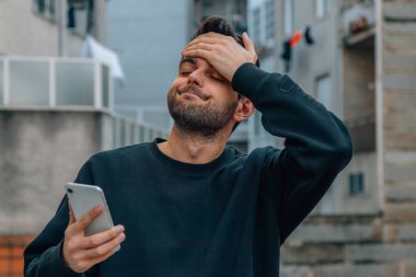 Cep telefonu ve istifa ifadesi olan bir adam