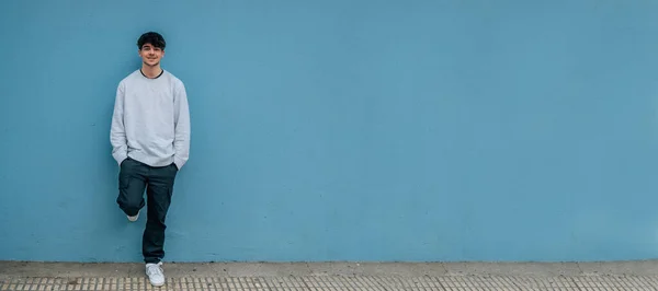 Adolescente Menino Estudante Parede Rua Com Cópia Espaço — Fotografia de Stock