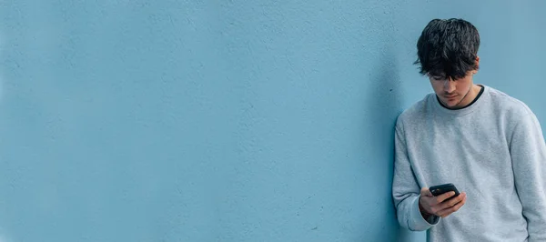 Hombre Joven Con Teléfono Móvil Pared Calle Con Espacio Copia — Foto de Stock