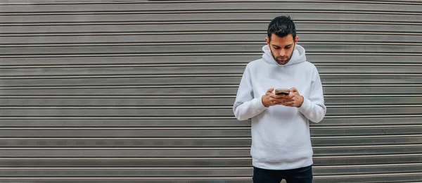 Jeune Homme Avec Téléphone Portable Dans Rue — Photo