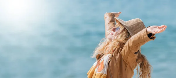 Vestido Meia Idade Mulher Desfrutando Praia — Fotografia de Stock