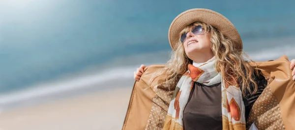 Ubrana Kobieta Średnim Wieku Cieszy Się Plaży — Zdjęcie stockowe