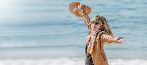 Ubrana Kobieta Średnim Wieku Cieszy Się Plaży — Zdjęcie stockowe