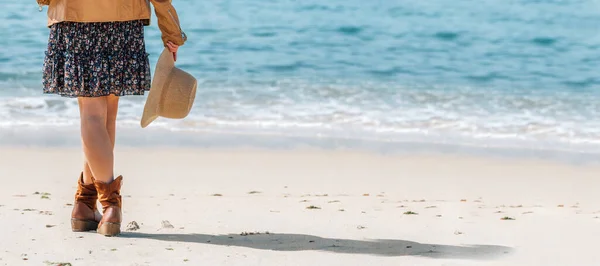海滩上戴着帽子的女孩望着大海 — 图库照片