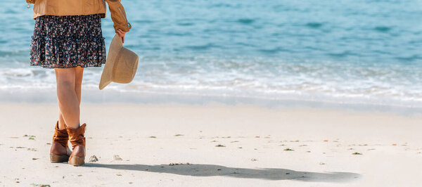 девушка в шляпе на пляже с видом на море
