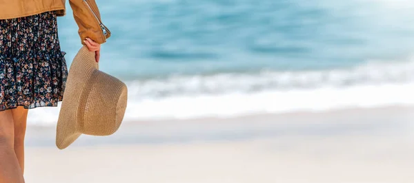 Kobieta Ręka Kapeluszem Plaży Miejsca Kopiowania — Zdjęcie stockowe