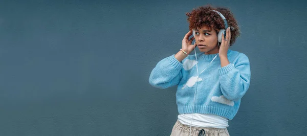 Αφροαμερικανό Κορίτσι Ακουστικά Αντίγραφο Χώρου — Φωτογραφία Αρχείου