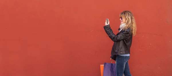 Femme Avec Des Sacs Provisions Isolés Sur Mur Dans Rue — Photo