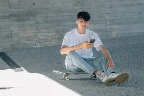 Ung Man Med Skateboard Och Mobiltelefon Gatan — Stockfoto