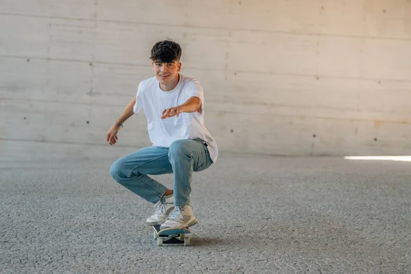 Junger Mann Übt Mit Skateboard Auf Der Straße — Stockfoto