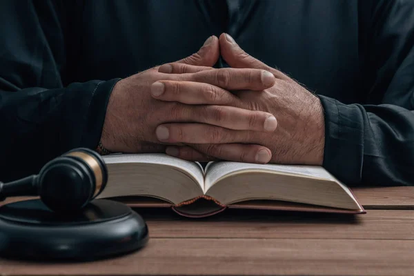 Ανώτερα Χέρια Του Δικαστή Σφυρί Και Βιβλίο Νομοθεσία Και Δικαιοσύνη — Φωτογραφία Αρχείου