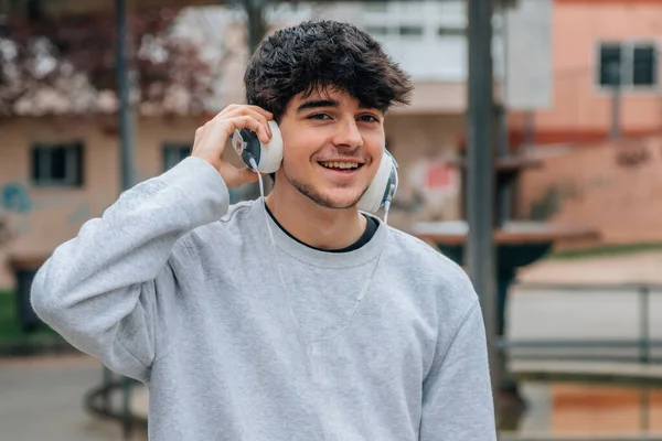 Millennial Adolescente Chico Calle Con Auriculares — Foto de Stock