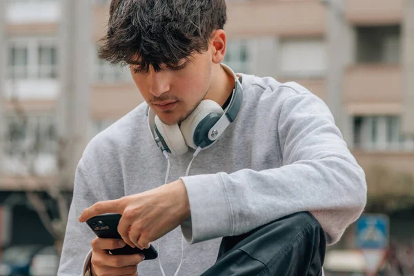 Ung Tusenårig Gatan Med Mobiltelefon Och Hörlurar — Stockfoto