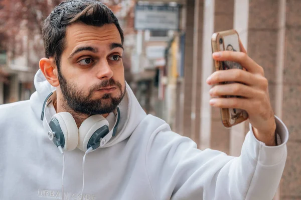 Homem Rua Maravilhado Com Telefone Celular — Fotografia de Stock
