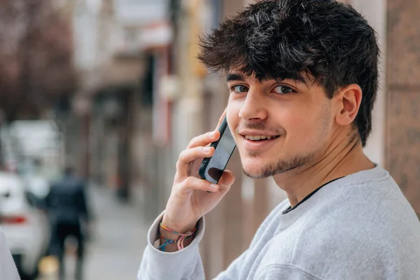 Młody Mężczyzna Telefonu Komórkowego Ulicy — Zdjęcie stockowe