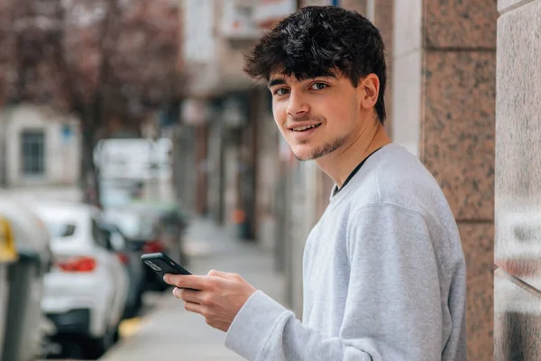 Joven Adolescente Milenario Usando Teléfono Móvil Teléfono Inteligente Calle Ciudad — Foto de Stock