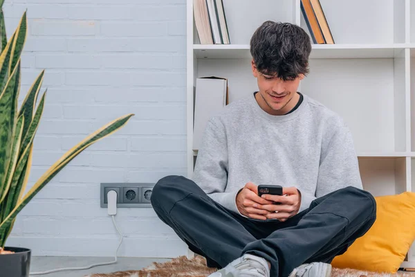 Joven Adolescente Sentado Suelo Con Teléfono Móvil — Foto de Stock