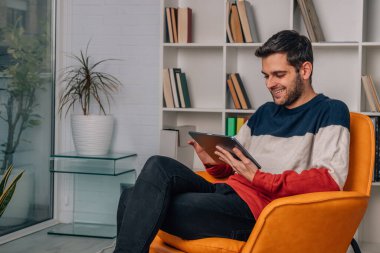 dijital tablet veya aygıt ile evde bir adam