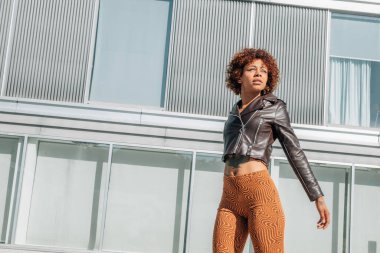 Sokakta gezen afro-amerikalı kız.