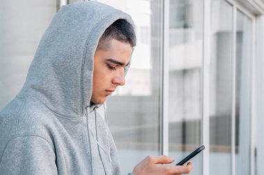 şehir trendi cep telefonlu genç adam