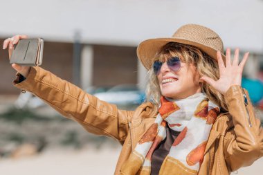 Cep telefonlu turist fotoğraf çekiyor.